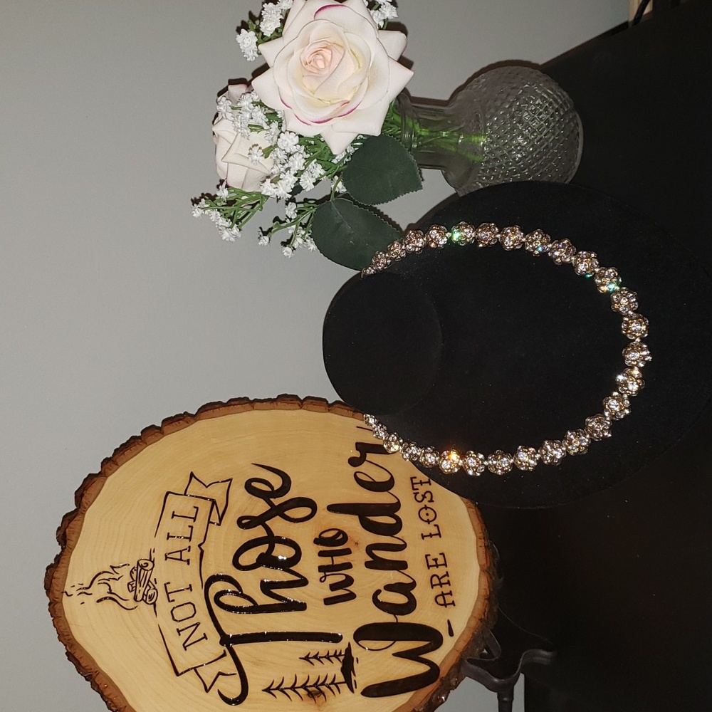 Gold tone rhinestone necklace